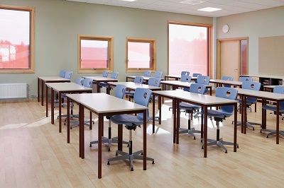 Klasserom med gode lysforhold og rolige kontrastfarger