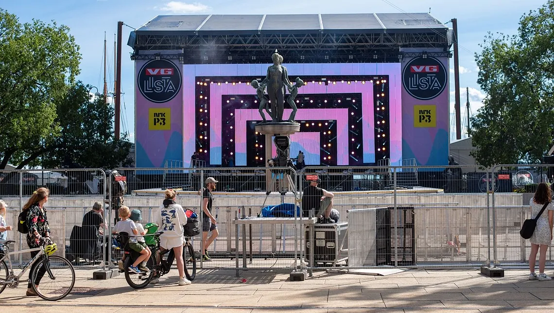 Scenen rigges for VG-lista-konsert ved Oslo Rådhus