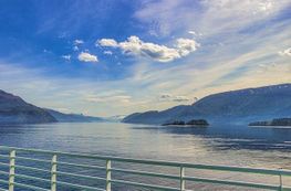 Norsk fjord sett fra ferje