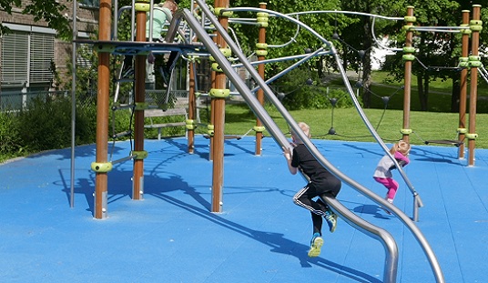 Barn leker i klatrestativ