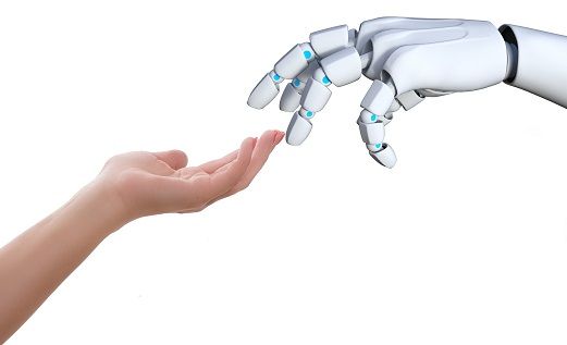 Mennskehån og robothånd strekker seg mot hverandre